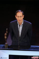 组图：导演王家卫为吕丽桦高天宙颁专业精神奖