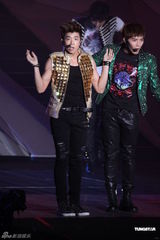 组图：狂野2PM台湾开唱 大秀肌肉引粉丝欢呼