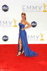 组图：艾美奖红毯 玛丽娅-曼努诺斯桃心领长裙秀事业线