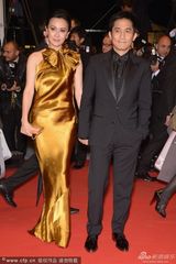 组图：梁朝伟夫妇戛纳走红毯 刘嘉玲金裙气场足