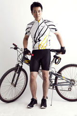 组图：吴樾摩登运动风造型曝光 活力男人有型有款