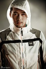 高清组图：韩星玄彬拍户外服广告 不惧风雨水火