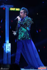 组图：谭咏麟不认豪宅传闻 李克勤想送小孩上学