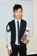 幻灯图：TVB8金曲颁奖落幕 容祖儿银装现身捧奖