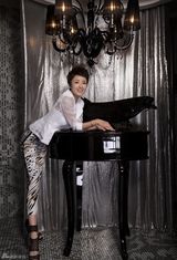 组图：黄曼家居大片秀美腿