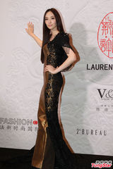 组图：吴佩慈金色黑纱长裙亮相 身段优美气质佳