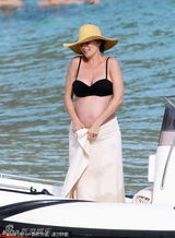 组图：乌玛-瑟曼挺浑圆大肚露天沐浴享受待产假期