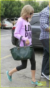 组图：泰勒俏丽短发上舞蹈课 粉衣紧身裤清新范