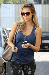 组图：杰西卡-阿尔芭蓝色小背心搭印花裤