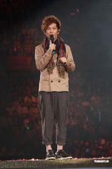 组图：梁静茹银白短裙开唱 送亲笔签名纸飞机