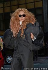 组图：Lady Gaga变母狮 另类泡泡袖西装抢镜