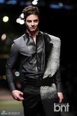 组图：韩星金宇彬郑京浩等献华丽T台秀