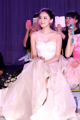 组图：娜扎颖儿孙艺洲同场观秀 畅想梦幻婚礼