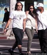 组图：杰克逊长子与女友逛街 见狗仔忙扮鬼脸