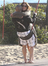 组图：洛佩兹与小男友共度情人节 海滩荡秋千