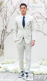 组图：韩星吴志浩大婚落泪 张赫等好友道贺