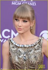 组图：泰勒妩媚亮相乡村奖 魅惑眼妆性感秀裸背