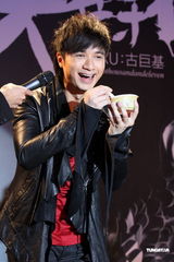 组图：古巨基三年磨一剑再发声 张柏芝令其请客