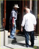 组图：50岁德普牵26岁超模逛街 恋情浮出水面