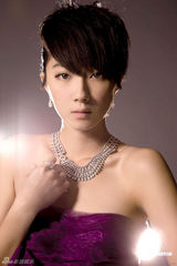 幻灯图：桂纶镁婚纱写真耀目闪亮 爱情需要不断充电