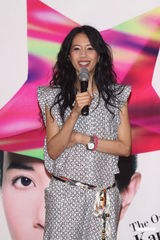 组图：莫文蔚提前穿白纱 卖性感与张亚东同台演出