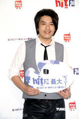 幻灯图：阿杜宣传新专辑 被mv女主角用酒瓶砸头