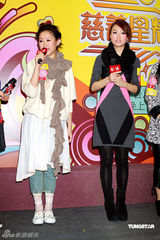 幻灯：椋名凛慈善活动抢镜 与Lisa S亲密笑声震天