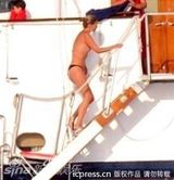 组图：凯特-莫斯携子女度假 销魂裸跳晒“飞机场”