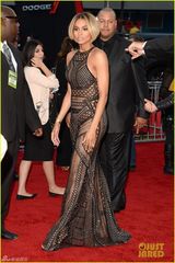 组图：全美奖女星红毯竞艳 麦莉真空Gaga扮女神