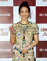 组图：严泰雄郑丽媛新片试映 称票房好考虑婚事