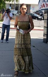 幻灯图集：凯莉-布鲁克身穿绿色长裙街头闲逛