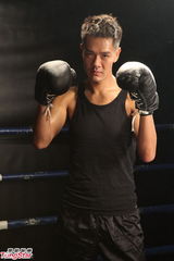 组图：蓝奕邦留须上阵拍MV 打泰拳洗妖艳形象