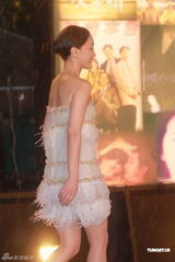 高清图：周迅超短低胸裙装现身 秀美腿夺人眼球