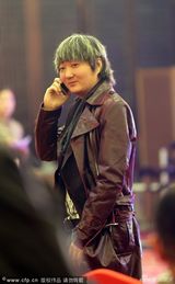 组图：王大治夸张拖把头现身惹眼 皮衣似土豪