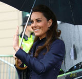 组图：威廉王子与准王妃共亮相 凯特秀迷人微笑