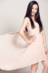 组图：杜菲菲钱璇华丽变身 飘逸长裙清丽脱俗