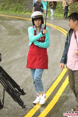 组图：朱芯仪郭品超偶像剧探班 杠上经纪公司