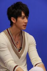 高清组图：吴尊做客新浪花絮照 阳光美男表情百变