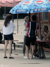 组图：撒贝宁穿情侣鞋探班章子怡 清凉玩漂流