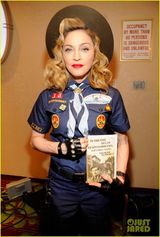 组图：麦当娜助阵同志颁奖礼 小帽红唇俏皮扮嫩