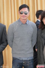 组图：方逸华跪拜邵逸夫 刘德华张学友致祭