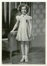 组图：秀兰邓波儿童星期可爱萌照似洋娃娃