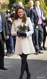 组图：凯特探访儿童慈善机构 获赠可爱毛绒玩具