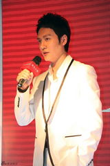 组图：冯绍峰出席品牌发布会 获国际品牌青睐