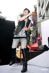 高清组图：张芸京新碟造型惊艳 台北签售见歌迷