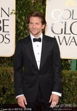 组图：金球奖红毯男星潇洒比帅 简单展魅力