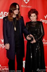 组图：摇滚巨星奥齐-奥斯本帅气 强抱GaGa合影