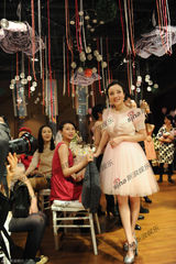 李小璐爱女百日宴 贾乃亮父母现身其乐融融(图)