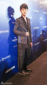 组图：张皓然出席时装秀与悦悦十指相扣