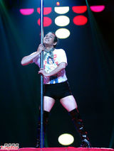 组图：60岁退休男干部挑战钢管舞 舞姿不输职业舞者